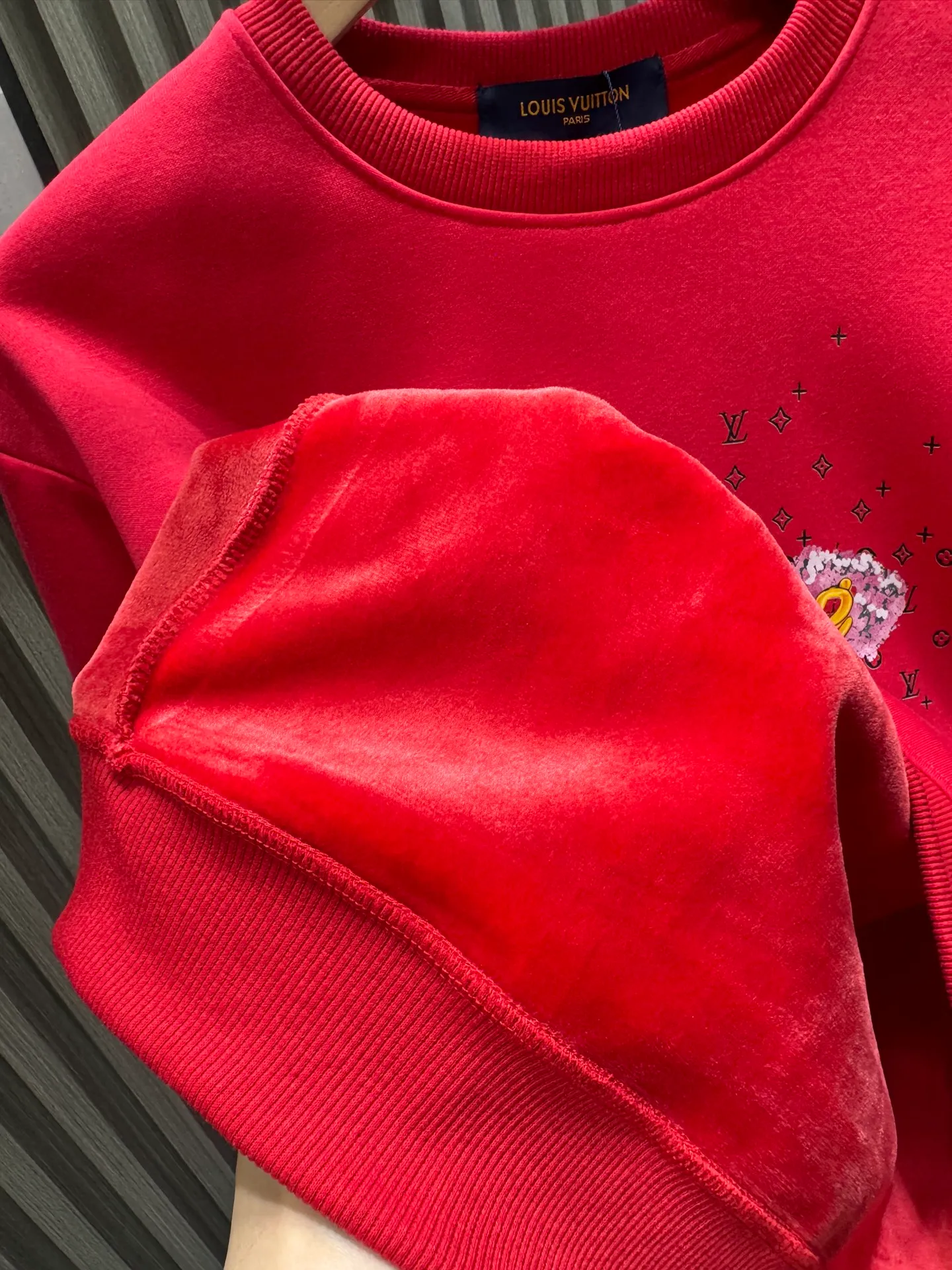 🅿️250 Louis Vuitton Louis Vuitton* Louis Vuitton 25 autumn and winter new year new fun printed round neck sweatshirt 400g pure cotton ➕ silver fox velvet loose fit. Made of 400g pure cotton terry fabric with good texture. Soft and not easy to wrinkle. Thin and moderate thickness. Very suitable for spring and light autumn. The os version has a lazy and loose feel. The printing process uses a variety of printing colors to depict the vibrant scenery. It shows the interesting fusion of Japanese traditional culture and brand elements. The low-key Monogram print under the pattern adds a delicate texture, declaring the brand’s design philosophy that has been inherited for many years. Its eye-catching effect is no less than any classic style, perfectly presenting the sense of fashion, high-end and luxury. Versatile style